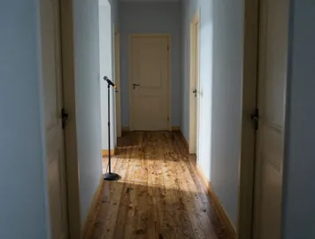 Habitual Knuckle-Crackers Have Measurably Quieter Footsteps