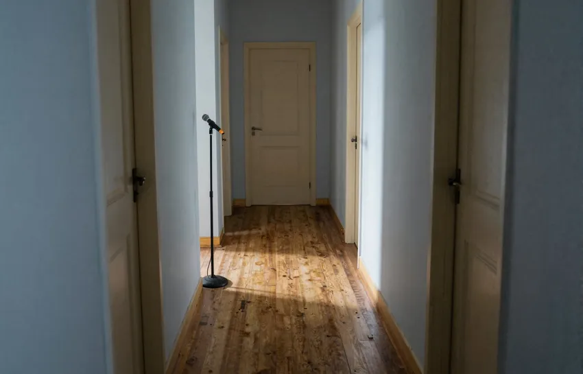 Habitual Knuckle-Crackers Have Measurably Quieter Footsteps